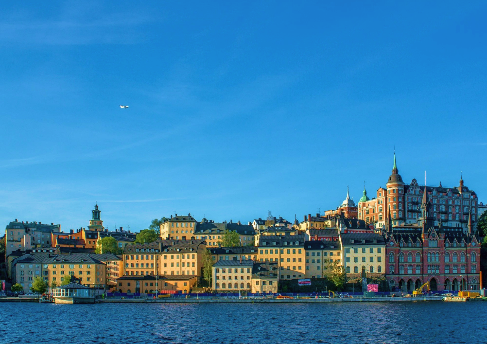 Stadsbygge i solnedgång